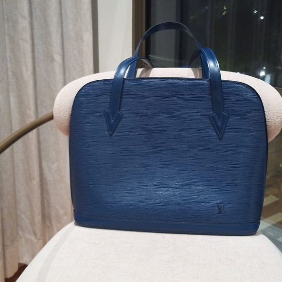 Available soon! EUC Louis Vuitton Blue Epi Lussac - Picture 1 of 1